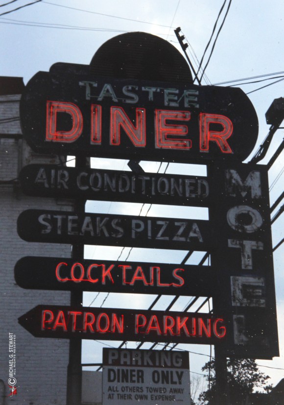 The Tastee Diner's Washington Boulevard sign in 1987. (Photo © Michael G. Stewart)
